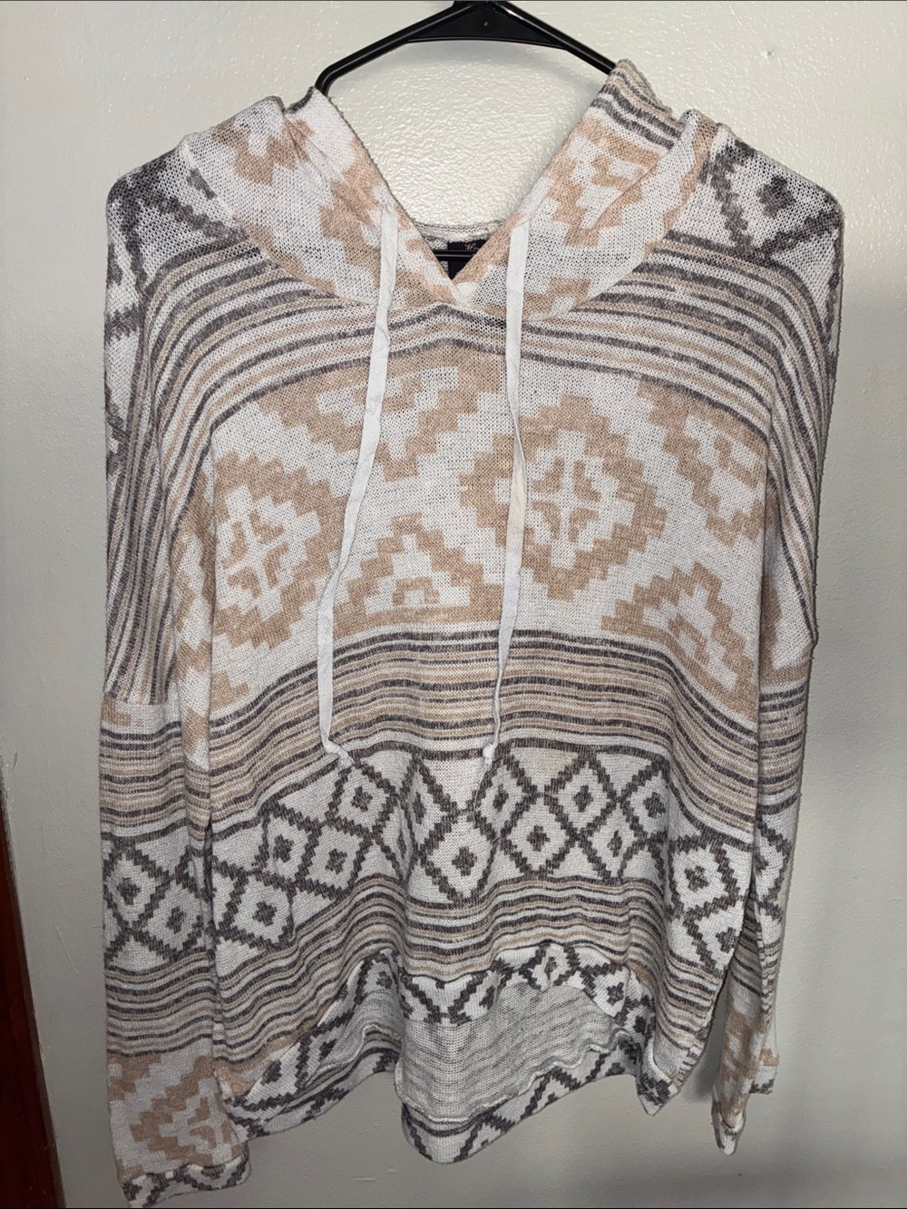 Hooked Up by IOT Hooded Geometric Knit Sweater in White, Tan & Gray